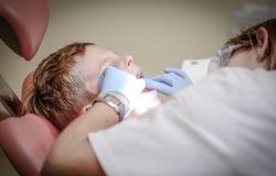 igiene dentale dentista controlla dentatura