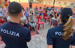 Roma, attenti alla truffe, la polizia incontra gli anziani a Primavalle