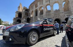 Roma, denunciati due stranieri, incidevano le iniziali sul basamento dell'Arco di Augusto ai Fori