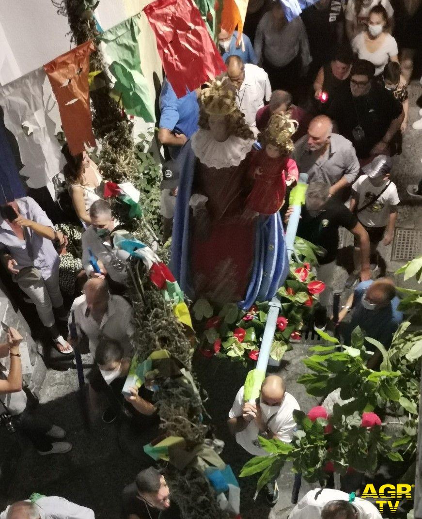 Festa delle lucerne la processione della Madonna della neve