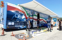 Ostia, il Pulmann azzurro della Polizia di Stato fa tappa al pontile