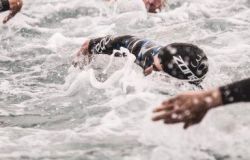 Ostia, la mareggiata rinvia a domani gli Europei di nuoto di gran fondo