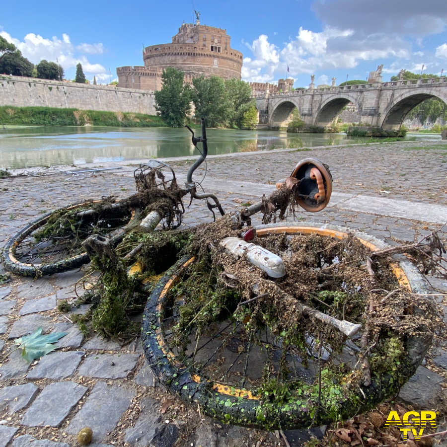 Legambiente una bici gialla abbandonata sul Tevere