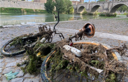 Bici gialle del Bike Sharing abbandonate a Roma dopo la sospensione del servizio