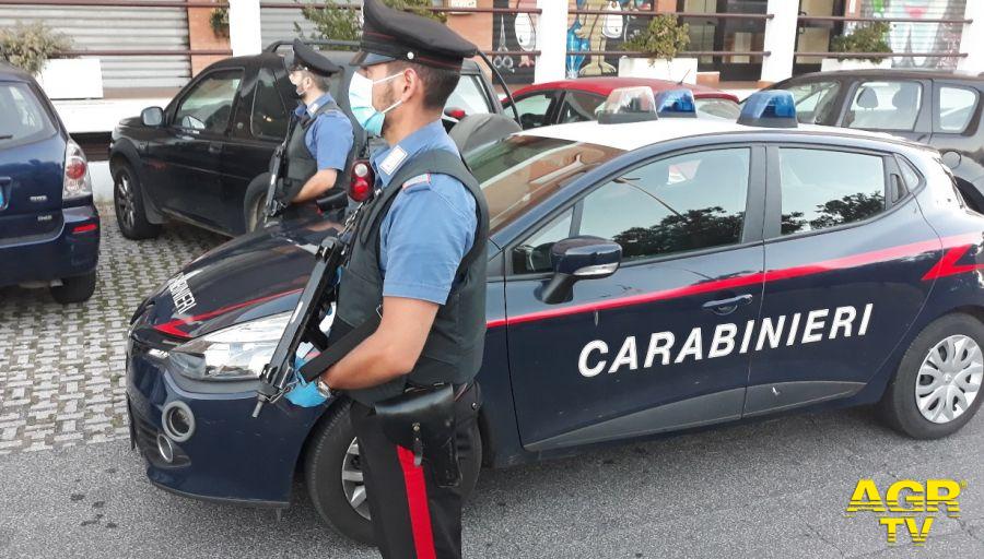 Napoli, cellulari e droga venduti ai detenuti, 8 arresti