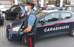 Napoli, cellulari e droga venduti ai detenuti, 8 arresti
