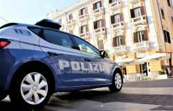 La Polizia di Stato arresta 5 uomini dopo un furto a casa di un’anziana a Coverciano: recuperata e restituita alla vittima l’intera refurtiva