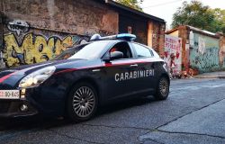 Roma, si attacca al finestrino di un'auto in movimento per estorcere denaro al conducente