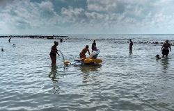 Centri Estivi, oasi inclusiva per 75 minori, i bambini tutti insieme a giocare in spiaggia