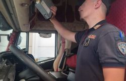 Caccia in autostrada ai TIR con il cronotachigrafo alterato, ancora un sequestro a Roma