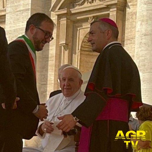 Premio del Perdono la consegna del sindaco dell'Aquila Pierluigi Biondi a Papa Francesco