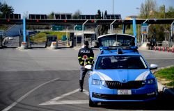 Alla guida dell’auto con la targa rubata: fermato dalla Polizia di Stato