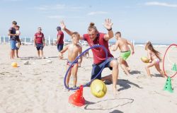 Bizzozzo gioca con i bambini sulla spiaggia ph credit Valerio Faccini
