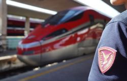 Estate 2022. Il bilancio dell’a­ttività della Polizia Ferroviaria nelle stazioni della Tosca­na.