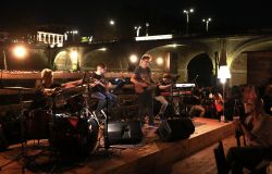 Il Teorema delle Cose Semplici, il concerto di Resiliente ha ammaliato il lungotevere