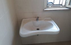 Fiumicino, bagni pubblici nel degrado ed il giovedì c'è il mercato....