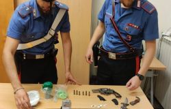 Roma, andava in giro con una pistola alla cintola ed a casa aveva droga e tre spade non denunciate, arrestato