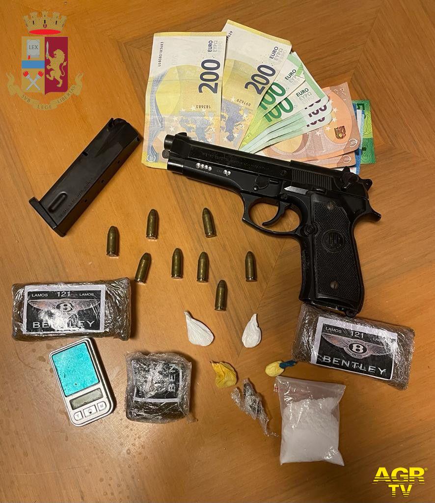 Polizia pistola droga e soldi sequestrati
