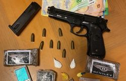 Pigneto, scoperta centrale per il confezionamento di dosi, pusher in manette in tutta la città