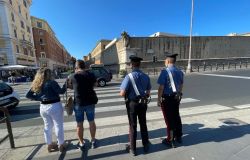 Roma porta di casa chiusa dall'interno, il proprietario chiede: chi c'è? la risposta lascia di stucco: Sono un ladro. In manette