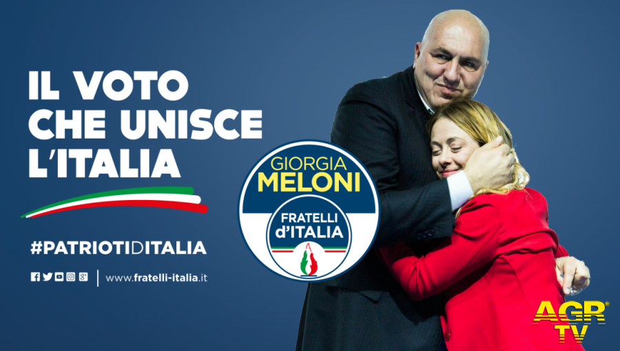 Crosetto abbraccia la Meloni in un manifesto elettorale di Fratelli d'Italia