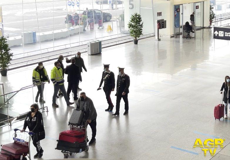 Aeroporto Leonardo da Vinci denunciate otto persone dai Carabinieri