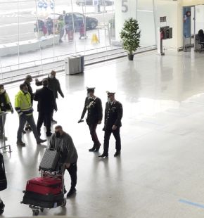 Fiumicino aeroporto, sanzioni per 15 autisti sorpresi a procacciare clienti, tre persone denunciate per tentato furto al duty free