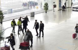 Fiumicino aeroporto, sanzioni per 15 autisti sorpresi a procacciare clienti, tre persone denunciate per tentato furto al duty free