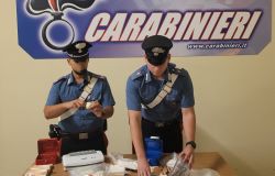 Torvajanica – Durante un controllo tentano di disfarsi di due dosi di cocaina, in casa nascondevano quasi 3 kg tra cocaina, hashish e marijuana