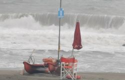 Ostia è finita l'estate, pioggia e forte mareggiata, domani la situazione non migliora