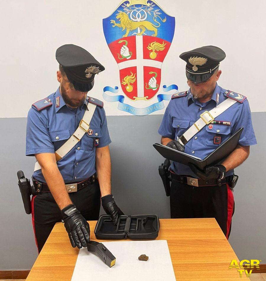 Carabinieri la pistola Taser e la droga sequestrati a Casalotti