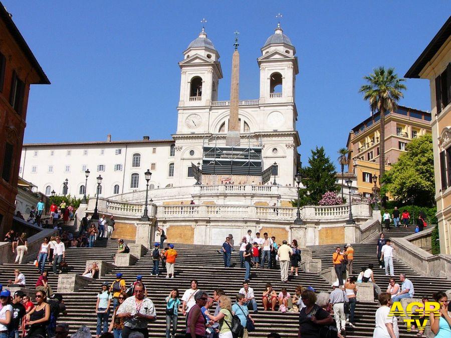 turisti a Roma in piazza di Spagna