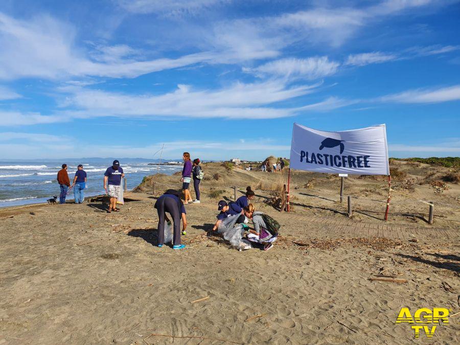 Plastic free i volontari in spiaggia a Focene