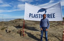 Plastic free il vi. sindaco di Fiumicino Di Genesio Pagliuca che ha partecipato alla pulizia