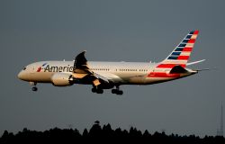 ADR alza al cielo la Customer Cup, consegnategli da American Airlines per la qualità dei servizi offerti