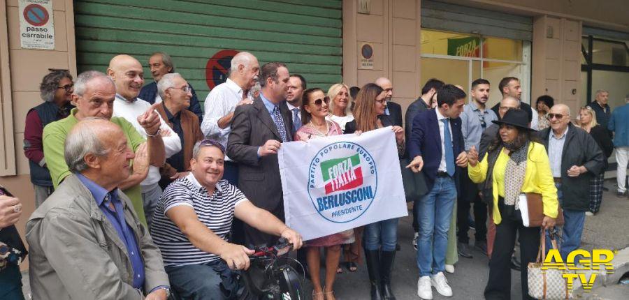 Battilocchio festeggia con i suoi sostenitori nella sede di Forza Italia