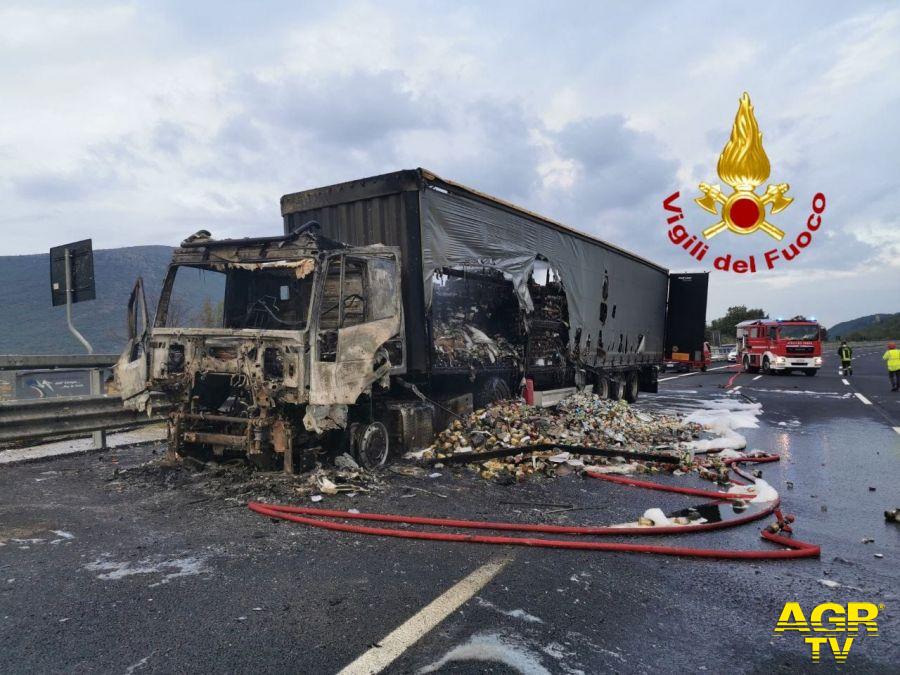 Vigili del Fuoco Comando Toscana Vigili del Fuoco. Incendio mezzo pesante sul tratto autostrale A1: intervento in corso