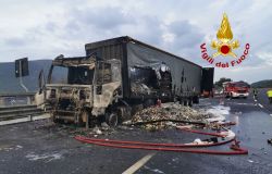 Vigili del Fuoco. Incendio mezzo pesante sul tratto autostrale A1: intervento in corso