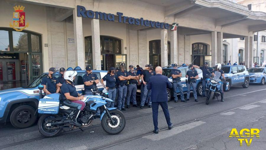 Polizia la stazione ferroviaria Trastevere controlli