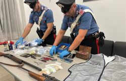 Roma, i carabinieri scoprono al Quadraro un box con armi, droga e munizioni