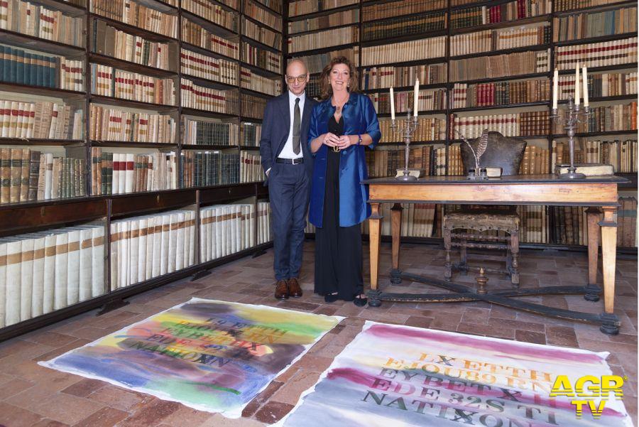 Biblioteca Leopardi Antonello Tolve ed Olimpia Leopardi con opera H.H. Lim