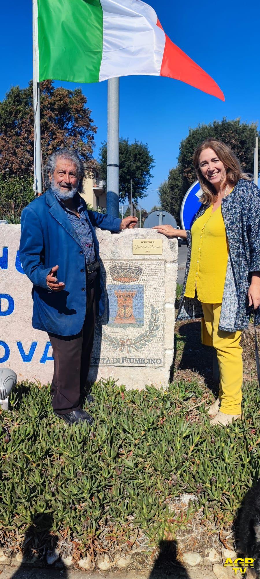 Pietra calcarea con targa alla presenza di Gaetano Macera ed Alessandra Vona presidente consiglio comunale