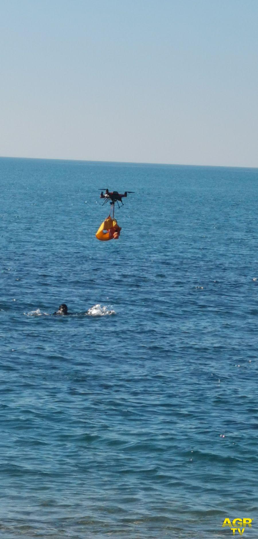 Il Drone bagnino Splash drone in azione porta il salvagente