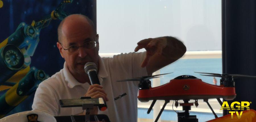 Il drone bagnino Francesco Gargonese spiega il suo funzionamento