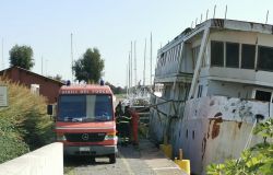 Fiumicino, sopralluogo dei pompieri sul barcone abbandonato sul fiume, Montino: rimuoverlo subito