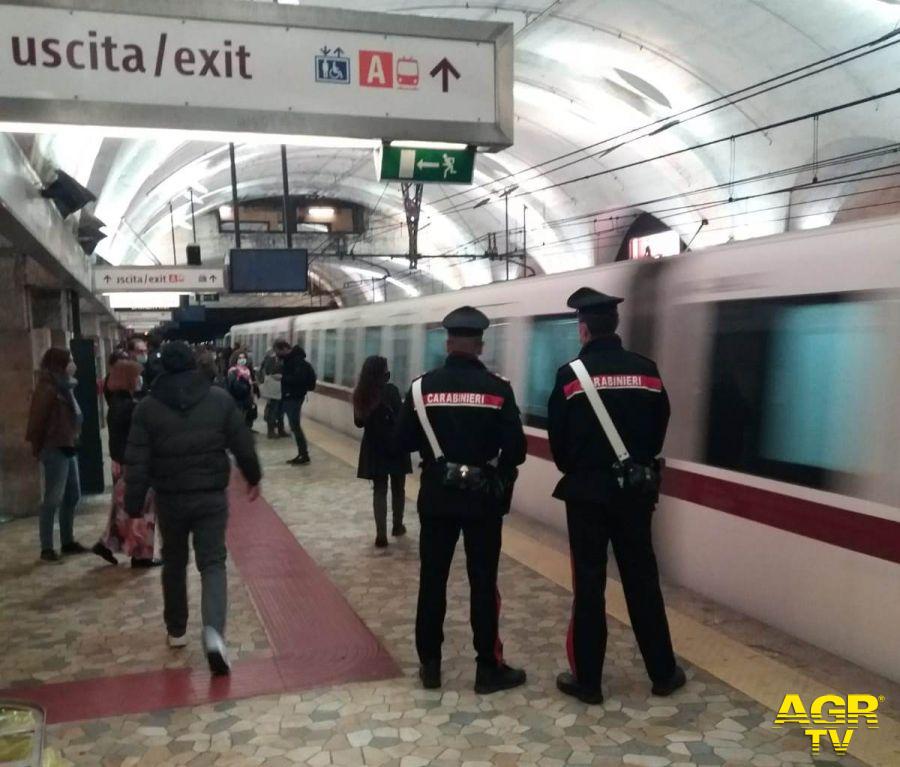 Carabinieri controlli nella metropolitana