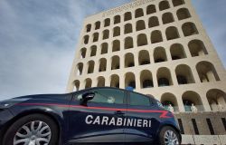 Eur, in un Centro commerciale minorenne aggredito da una Baby gang, gli sfilano la felpa e tentano di levargli le scarpe, cinque arresti