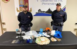Roma, tornano a casa con mezzo chilo di cocaina...ma trovano la polizia ad aspettarli, cinque in manette