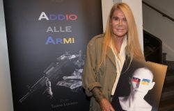 Addio alle ...armi, modelle russe ed ucraine assieme per dire no alla guerra nel calendario sociale Codacons di Tiziana Luxardo