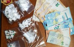 Ostia, droga nella cassetta della posta, fermato un uomo di 42 anni, sette arresti ieri a Roma per traffico di stupefacenti